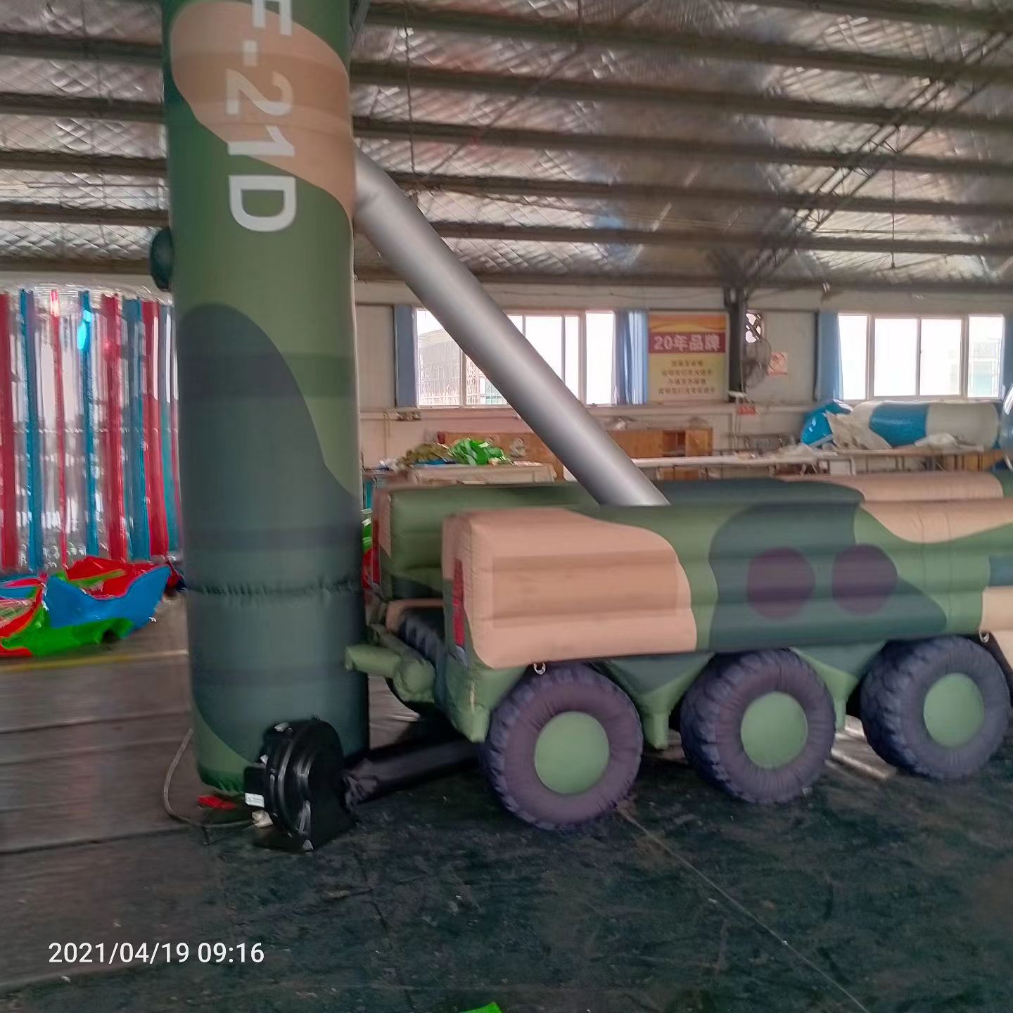 雷州军事演习中的充气目标车辆：模拟发射车雷达车坦克飞机
